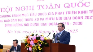 Le Premier ministre Pham Minh Chinh s'exprime lors de la conférence nationale de bilan de la phase 2021-2025 du Programme cible national de développement socio-économique des zones peuplées de minorités ethniques et des régions montagneuses. Photo : VNA