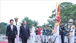 Le président sud-coréen Lee Jae Myung et le secrétaire général du Parti Tô Lâm (droite) passent en revue la garde d’honneur. Photo: VNA
