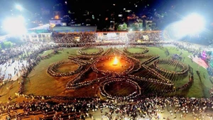Le jour de la Fête de l’Indépendance, habitants et visiteurs se retrouveront dans la grande ronde « xòe » de l’unité au stade de la commune de Than Uyen. Photo : VOV.