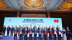 Cérémonie de remise des accords de coopération lors du Forum économique Vietnam-République de Corée à Séoul. Photo: VNA