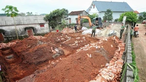 Construction d’une maison pour une famille méritante en difficulté de logement à Bac Giang. Photo : VNA.