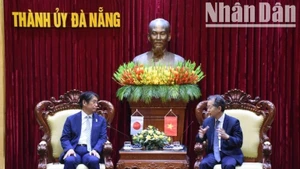 Le secrétaire du Comité municipal du Parti de Da Nang, Nguyen Van Quang (à droite) et l’ambassadeur du Japon au Vietnam, Ito Naoki. Photo : NDEL.