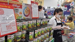 Raisins secs américains en conserve sur les rayons du MM Mega Market An Phu, Ho Chi Minh-Ville. Photo d'archive: nld.com.vn