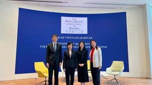 Le Duc Hanh, consule générale du Vietnam à Hong Kong (deuxième à partir de la gauche), et des délégués participant à l'événement. Photo : VNA.