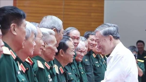 Le secrétaire général du Parti, Tô Lâm, avec les délégués, à Hanoi, le 31 juillet. Photo : VNA.