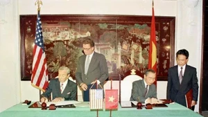 Le 5 août 1995, à Hanoï, le secrétaire d'État américain Warren Christopher et le ministre des Affaires étrangères Nguyen Manh Cam ont signé le protocole établissant officiellement les relations diplomatiques entre le Vietnam et les États-Unis. Photo : VNA.