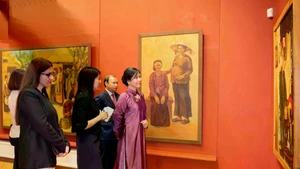 Ngo Phuong Ly, épouse du Secrétaire général To Lam, visite l’exposition « Maître et Élève : la mélodie d’un parcours » à l’Académie russe des beaux-arts à Moscou. Photo : baoquocte.vn