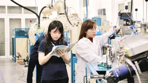 Des étudiants de l'Université nationale du Vietnam s'exercent en laboratoire. Photo : NDEL.