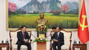 Le ministre Luong Tam Quang (gauche) et Bounthong Chitmani, membre du Bureau Politique, permanent du Secrétariat et vice-président du Laos. Photo : VNA.