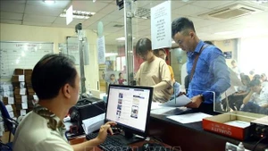 Des citoyens se présentent au bureau d’enregistrement des entreprises du Département des finances de Hanoi pour effectuer leurs démarches de création d’entreprise. Photo d’illustration : VNA.