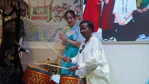 Louise Mushikiwabo expérimente les instruments de musique traditionnels du Vietnam. Photo : baoquocte.vn