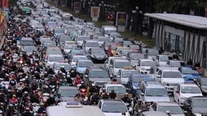 Congestion dans une rue de Hanoi aux heures de pointe. Photo : VNA.