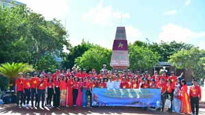 Une délégation de Vietnamiens d'outre-mer de 24 pays en visite sur l'archipel de Truong Sa. Photo : plo.vn