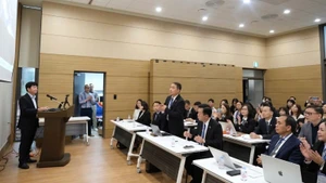 De nombreux sujets juridiques ont fait l’objet de consultations et d’explications détaillées de la part des avocats et des représentants de l’Ambassade du Vietnam en République de Corée, au bénéfice de la communauté vietnamienne. Photo : NDEL.