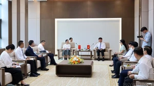 Tran Huy Tuan, vice-secrétaire du Comité provincial du Parti et président du Comité populaire de la province de Lao Cai, a reçu le 17 juillet une délégation officielle du district de Hekou. Photo : NDEL.