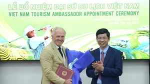 Le vice-ministre de la Culture, des Sports et du Tourisme, Hô An Phong, remet la décision de reconduire Greg Norman, en tant qu'ambassadeur du tourisme du Vietnam pour la période 2025-2030. Photo : TITC.
