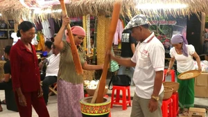 Des touristes découvrent la fabrication traditionnelle du cốm dẹp chez les Khmers de Soc Trang, aujourd’hui Can Tho. Photo : laodong.vn