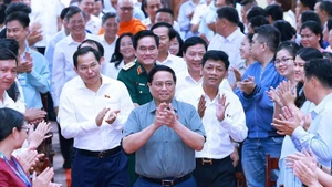 Le Premier ministre Pham Minh Chinh (centre) lors de la rencontre. Photo : VNA.