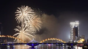 Dà Nang illuminée par de magnifiques spectacles pyrotechniques. Photo : VNA.