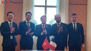 Nguyen Duc Hai, vice-président de l'Assemblée nationale vietnamienne (au centre) aux côtés de Loïc Hervé, vice-président du Sénat français. Photo : VOV.