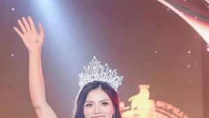 La belle Nguyen Thi Thua lors de la cérémonie de couronnement. Photo : thethaovanhoa.vn