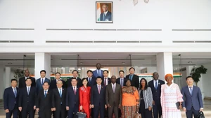 Délégués lors des entretiens entre le vice-président de l’Assemblée nationale du Vietnam, Vu Hong Thanh, et le vice-président de l’Assemblée nationale de Côte d’Ivoire, Woi Mela Gaston. Photo : VNA.