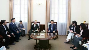Le vice-ministre des Affaires étrangères, Le Anh Tuan, a reçu le 9 juillet à Hanoi Nakata Takahiro, consul honoraire du Vietnam à Hokkaido. Photo : baoquocte.vn