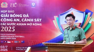 Le colonel Pham Kim Dinh s'exprime à la conférence de presse. Photo : VNA.