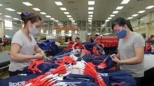 Production des articles destinés à l'exportation vers le marché de l'UE chez la société du textile Thai Nguyen. Photo : VNA.