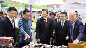 Des délégués visitent un stand vietnamien lors de la foire. Photo : VNA.