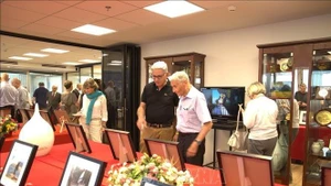 Visiteurs à l'exposition. Photo : VNA.