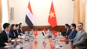 La vice-ministre des Affaires étrangères, Nguyen Minh Hang, s’est entretenu avec le Dr Mansour Ali Saeed Bajash, vice-ministre des Affaires étrangères et des Expatriés du Yémen, à Hanoi, le 17 juillet. Photo : VNA.