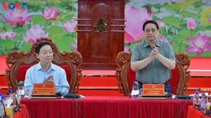 Le Premier ministre Pham Minh Chinh (debout) lors de la réunion. Photo: Lai Hoa/VOV