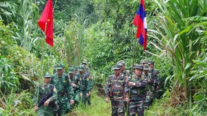 Début juillet, dans des conditions météorologiques difficiles, une patrouille conjointe sans précédent a été menée entre les forces de garde-frontières de la province vietnamienne de Nghe An et le Commandement militaire de la province laotienne de Houaphan. Photo : NDEL