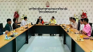 Séance de travail entre le consul général vietnamien Dinh Hoang Linh et Somphob Samitasiri. Photo : baoquocte.vn