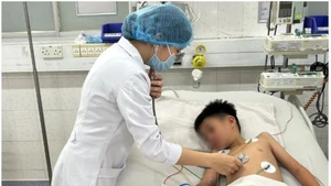 Une médecin traite un enfant atteint de dengue sévère au Service des urgences et des soins intensifs de l'Hôpital des maladies tropicales de Ho Chi Minh-Ville. Photo : VNA.