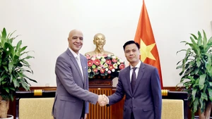 Le vice-ministre vietnamien des Affaires étrangères, Dang Hoàng Giang (à droite) et l'ambassadeurs du Maroc au Vietnam, Jamale Chouaibi. Photo : VNA.