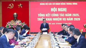 Tran Cam Tu, membre du Politburo et membre permanent du Secrétariat du Comité central du Parti, a souligné l'importance de poursuivre l'amélioration de la qualité du travail de conseil stratégique des agences centrales du Parti. Photo : VNA.
