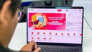 Le marché du commerce électronique, qui représentait 4 milliards de dollars en 2015, a été multiplié par huit pour atteindre 32 milliards de dollars l'an dernier. Photo : VNA.