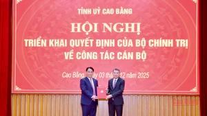 Le Minh Hung, membre du Bureau politique, secrétaire du Comité central du Parti et président de la Commission d'organisation. remet la décision du Bureau politique de nomination de Phan Thang An au poste de secrétaire du Comité provincial du Parti de Cao Bang. Photo : VNA.