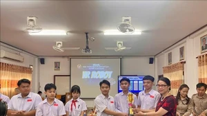 Dang Thi Hai Tam, Consule générale du Vietnam à Savannakhet remet des prix aux équipes les plus performantes. Photo : VNA.