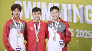 Le nageur Pham Thanh Bao (au milieu) remporte la médaille d'or du 200 m brasse messieurs. Photo : VNA