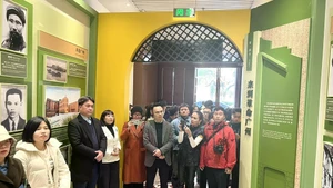 Le consul général du Vietnam à Guangzhou, Nguyen Viet Dung, et une délégation de la presse vietnamienne visitent l'exposition « Hô Chi Minh à Guangzhou ». Photo : baoquocte.vn