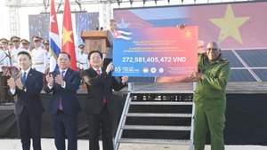 Remise symboliquement la somme mobilisée auprès de la population vietnamienne dans le cadre du Programme de collecte de fonds organisé par la Croix-Rouge vietnamienne. Photo : VNA.