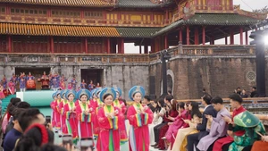 Le 2 décembre, à la Porte du Midi de la Citadelle impériale de Huê, le défilé de mode "Hello Cosmo From Vietnam" de la 2e saison a officiellement lancé le parcours de Miss Cosmo 2025. Photo : hanoimoi.vn