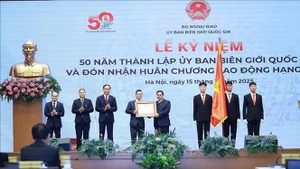 Le Premier ministre Pham Minh Chinh a remis au Comité l'Ordre du Travail de première classe. Photo : VNA