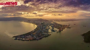 Après des jours à faire face aux impacts des tempêtes et des inondations historiques, la ville balnéaire de Quy Nhon a rapidement « repris vie ». Un coucher de soleil paisible et éclatant est revenu illuminer la baie en forme d’arc. Photo : VTC