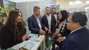 Le Bureau commercial vietnamien en Algérie s'informent sur la demande de produits vietnamiens émanant des entreprises locales.. Photo : VNA.