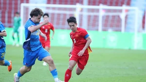Les U22 vietnamiens affichent leur détermination face aux Philippines. Photo : NDEL.