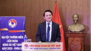 Winston Lee, secrétaire général de la Fédération de football de l’ASEAN, prend la parole lors de l’événement. Photo : VFF